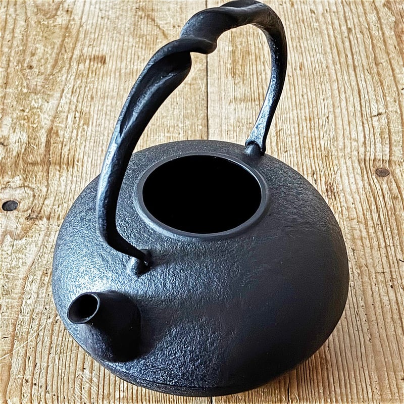 ＵＳＥＤ、良品　南部三厳堂　捻鉉　亀甲文様１２型　南部鉄瓶　南部鉄器　鉄瓶 紅蓮堂 葛巻元 布団型かすみ 南部鉄瓶 1.0L | MARKUS