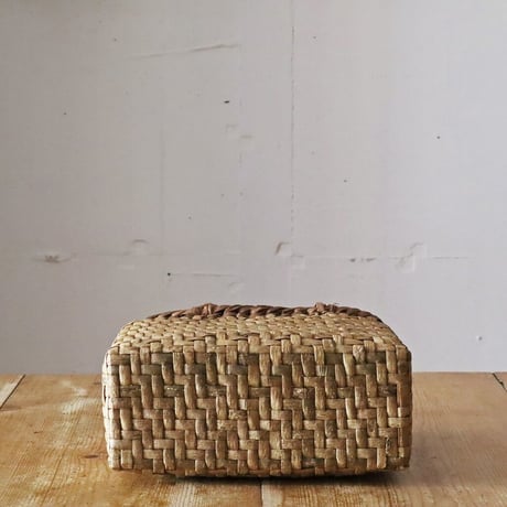 くるみ細工の手提げカゴ　B
