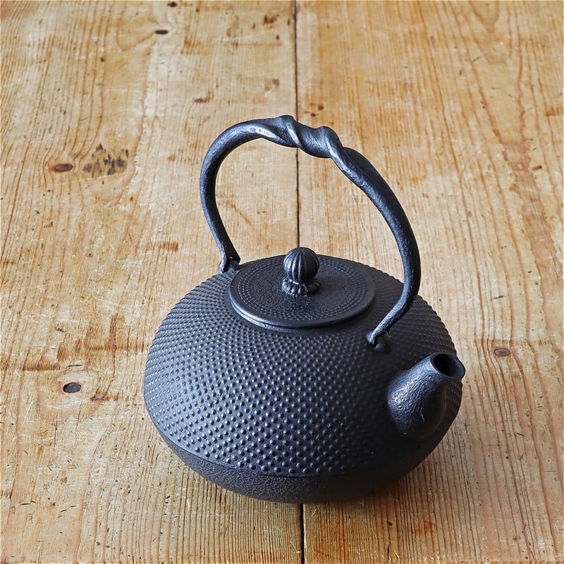 紅蓮堂 葛巻元 布団型あられ 南部鉄瓶 1.0L | MARKUS