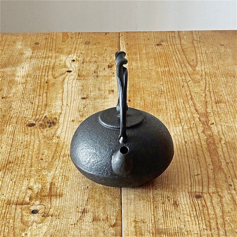 紅蓮堂 葛巻元 布団型かすみ 南部鉄瓶 1.0L | MARKUS