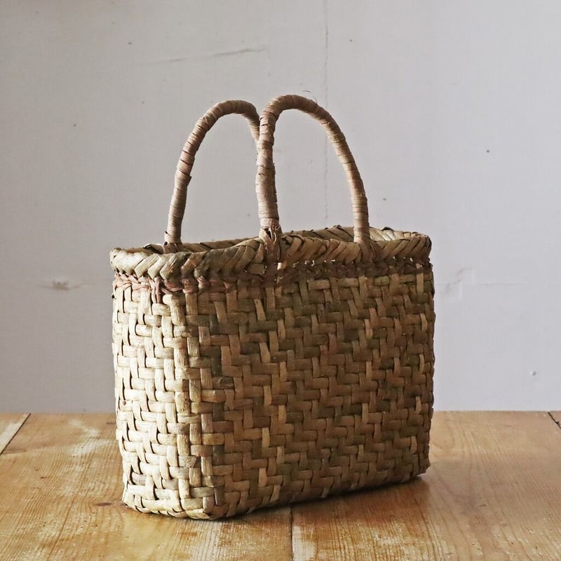 胡桃（くるみ）かご／弘前のみかみ工芸店で購入の中古品（難あり） 胡桃（くるみ）かご／弘前のみかみ工芸店で購入の中古品（難あり