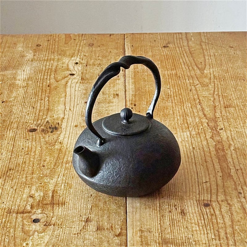 紅蓮堂 葛巻元 布団型かすみ 南部鉄瓶 1.0L | MARKUS
