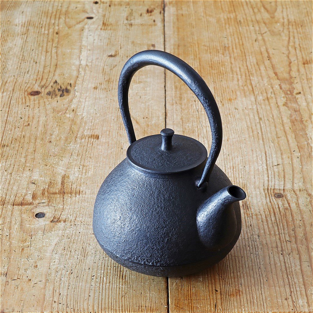 和骨董 重厚な1.5Ｌ南部あられ鉄瓶 鉄器 古物 骨董 茶道具 茶釜 菊/蓮摘み 高価おもちゃ・ホビー・グッズ - 和骨董 重厚な1.5L南部あられ