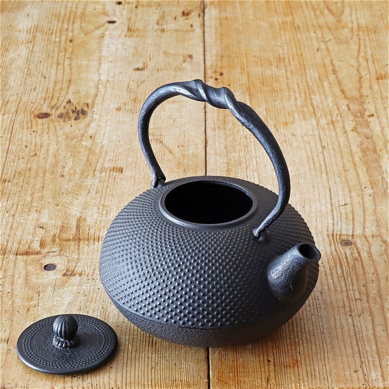 紅蓮堂 葛巻元 布団型あられ 南部鉄瓶 1.0L | MARKUS