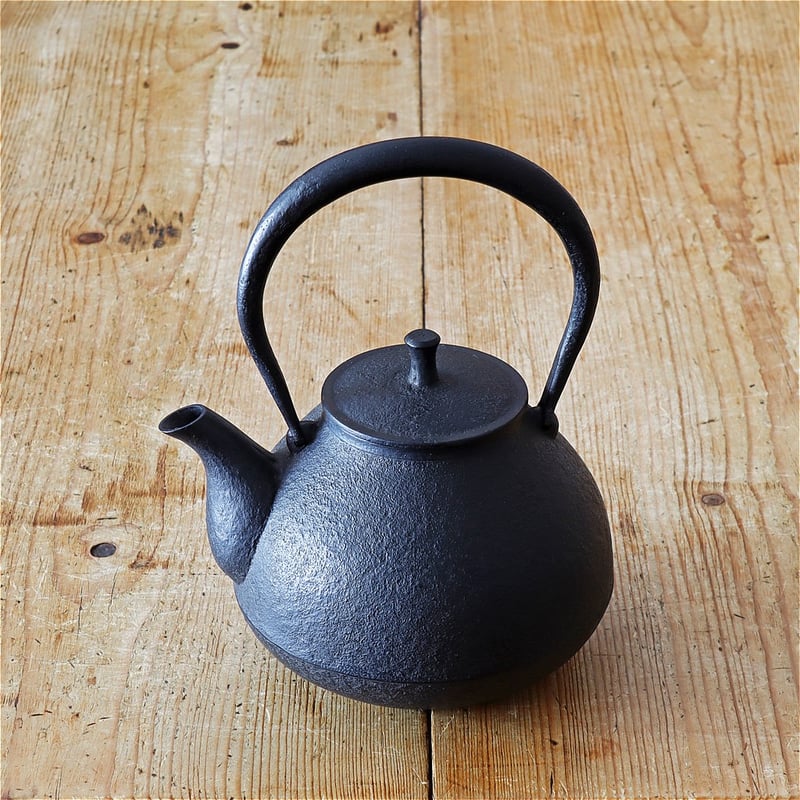 紅蓮堂 葛巻元 うらら 南部鉄瓶 0.7L | MARKUS
