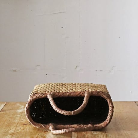 くるみ細工の手提げカゴ　B