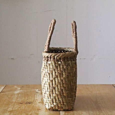 くるみ細工の手提げカゴ　A