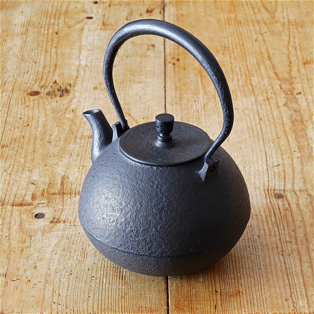 紅蓮堂 葛巻元 ひびき 南部鉄瓶 1.1L | MARKUS