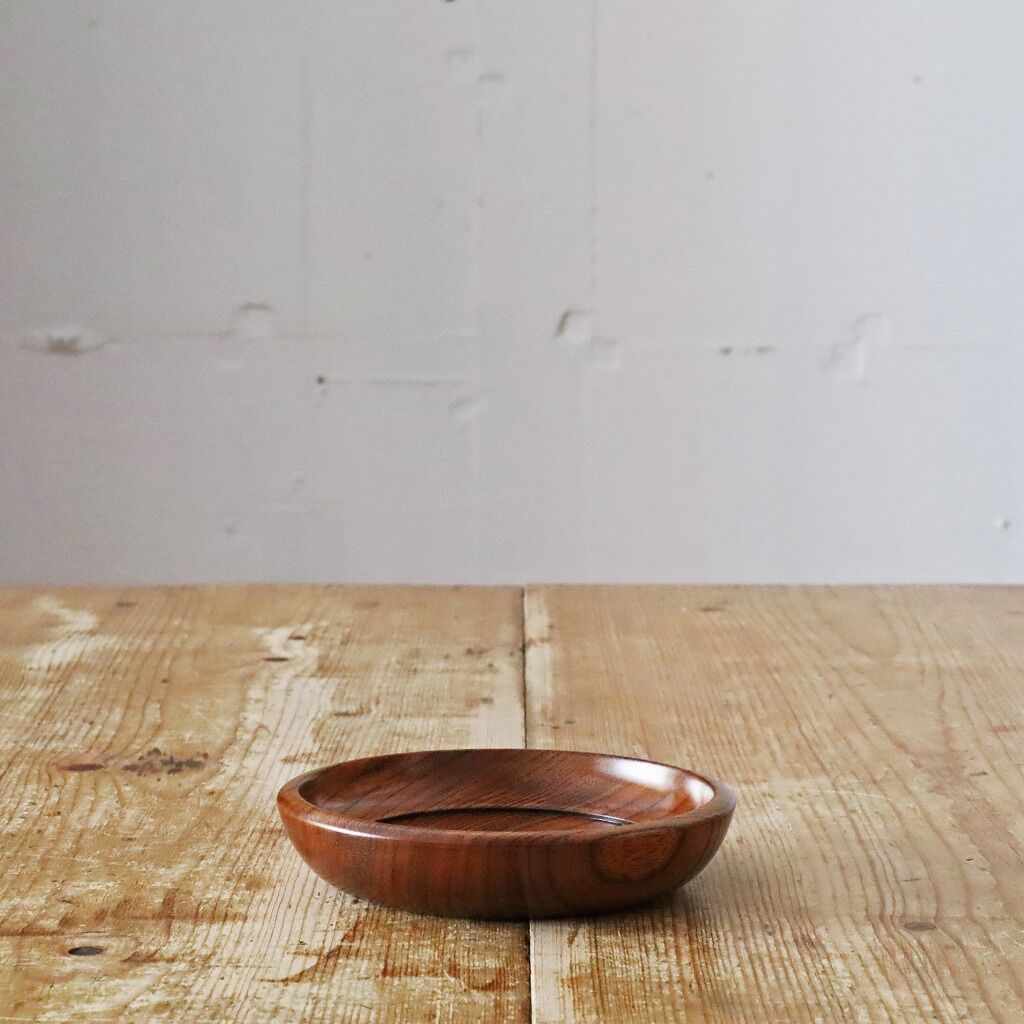 栃木材を用いてロクロで挽いた盛器盛皿拭き漆仕上げ