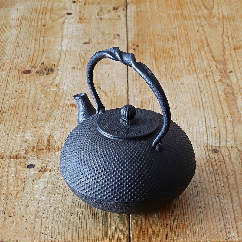 紅蓮堂 葛巻元 布団型あられ 南部鉄瓶 1.0L | MARKUS