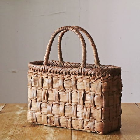 山ぶどう細工の手提げカゴ　B