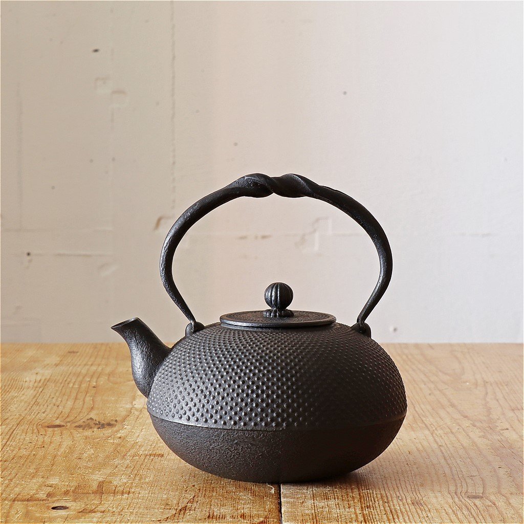 紅蓮堂 葛巻元 布団型あられ 南部鉄瓶 1.0L | MARKUS