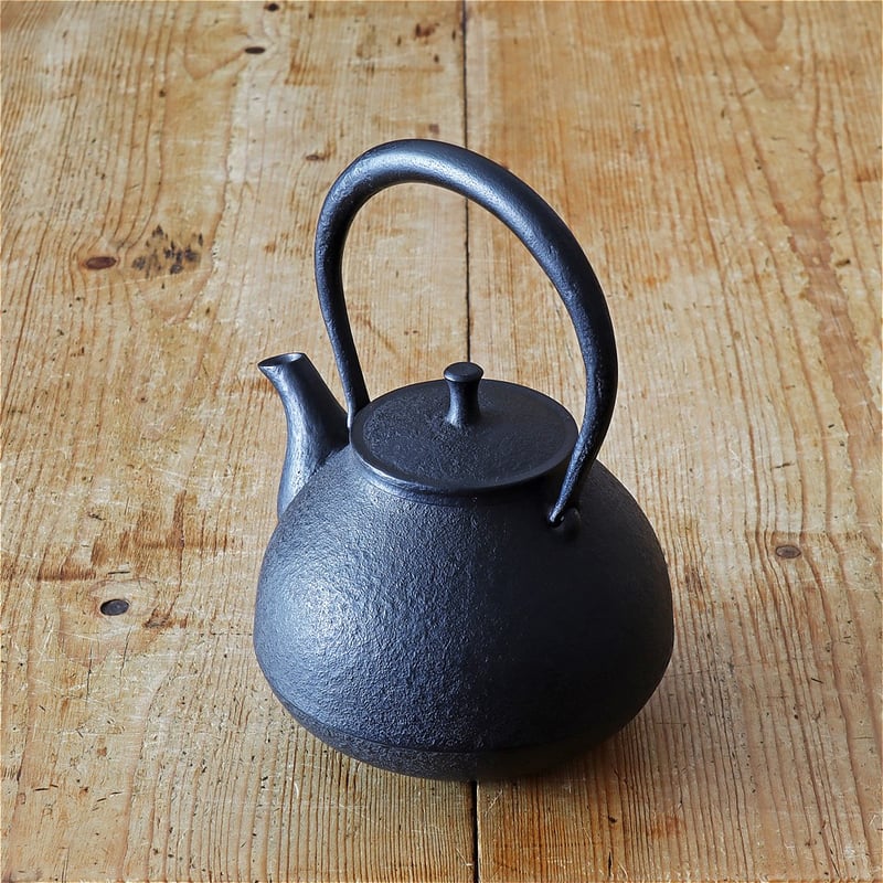 和骨董 重厚な１Ｌ南部鉄瓶 赤紫茶鉄器 珍しい胴下周り装飾付フォルム 菊/蓮摘み 紅蓮堂 葛巻元作 茄子形鉄瓶 うらら0.7L Shinwadenki