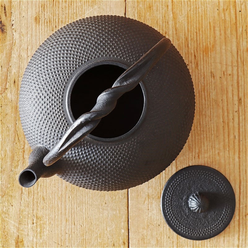 紅蓮堂 葛巻元 布団型あられ 南部鉄瓶 1.0L | MARKUS