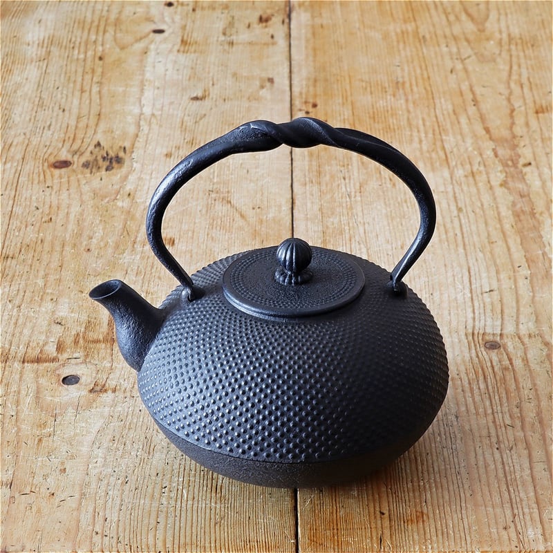 紅蓮堂 葛巻元 布団型あられ 南部鉄瓶 1.0L | MARKUS