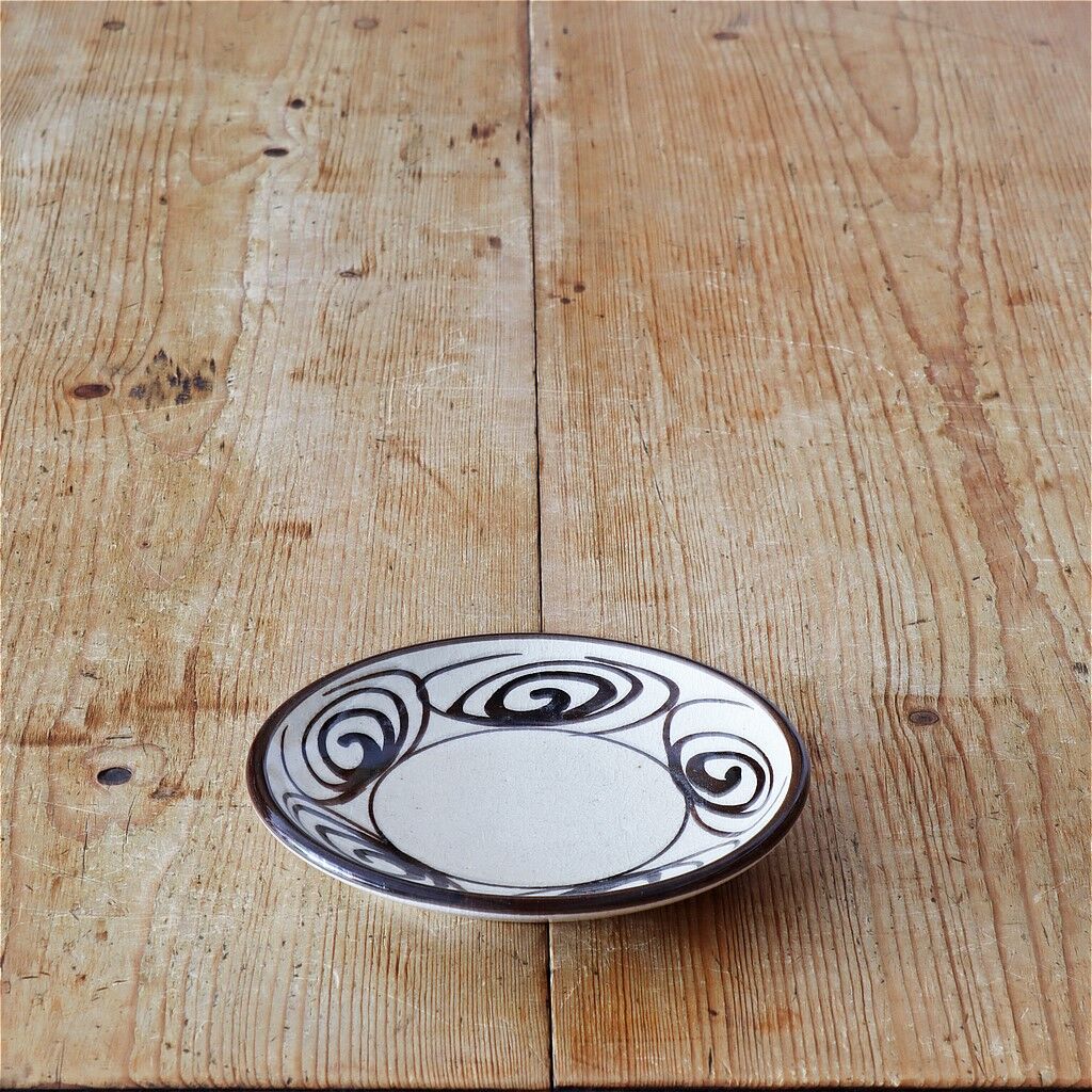 瀬戸本業窯 馬の目 5寸皿 茶（鉄） | MARKUS