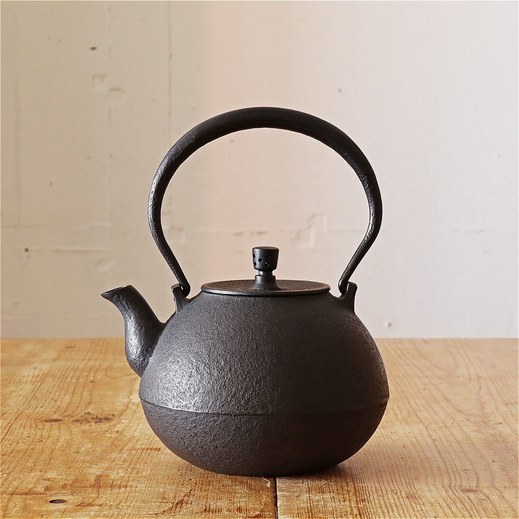 南部鉄器　御釜師　鈴木盛久作　波紋花器　重さ約1015g　共箱　M　R9373 南部鉄器 御釜師 鈴木盛久作 波紋花器 重さ約1015g 共箱 M R9373 南部