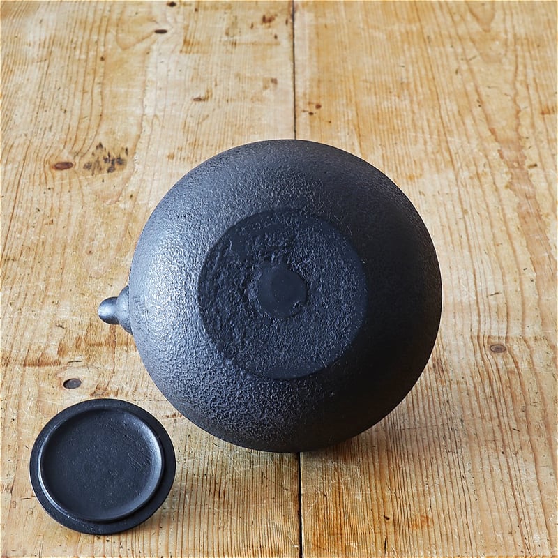 紅蓮堂 葛巻元 布団型あられ 南部鉄瓶 1.0L | MARKUS