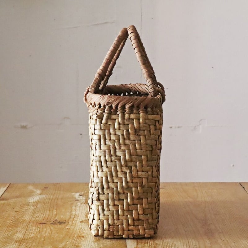 くるみ細工の手提げカゴ C | MARKUS