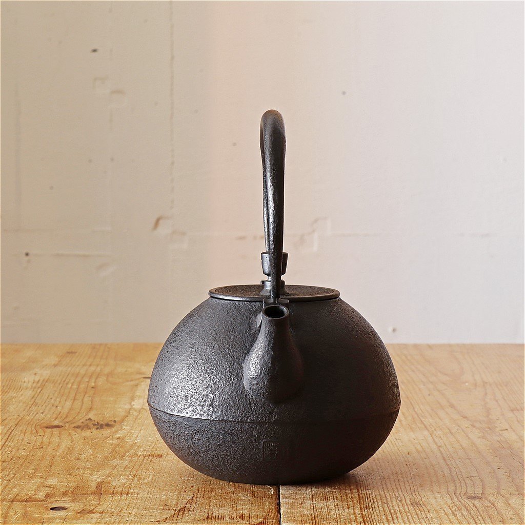 紅蓮堂 葛巻元 ひびき 南部鉄瓶 1.1L | MARKUS