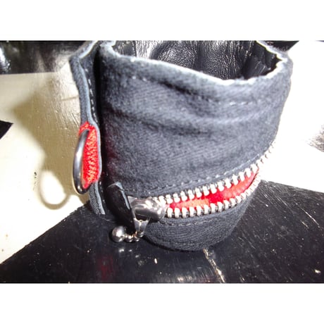 KANZI ZIP WRIST BAND