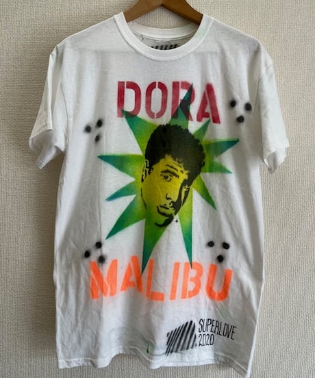 STENCILED "DORA" TEE (White) M