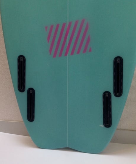 MINI MODEL  "NICOLE"   5'6" QUAD.  SANDING FINISH.   W 21  1/2.     T 2  4/8