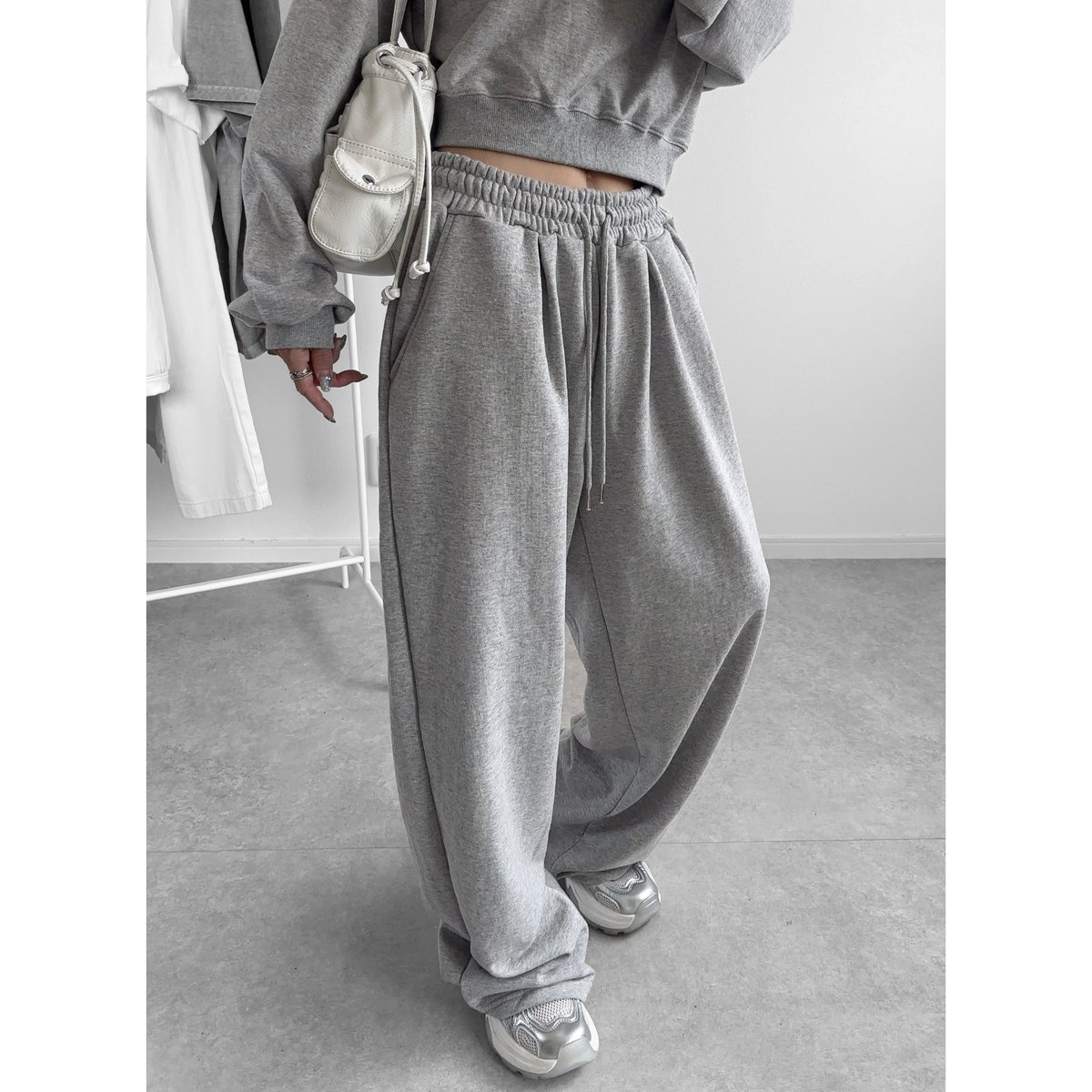 【新品¥50,600】TOTEME ウールストライプクロップドパンツ グレー36 ストライプバイカラースラックス | ファッション通販サイト NUGU