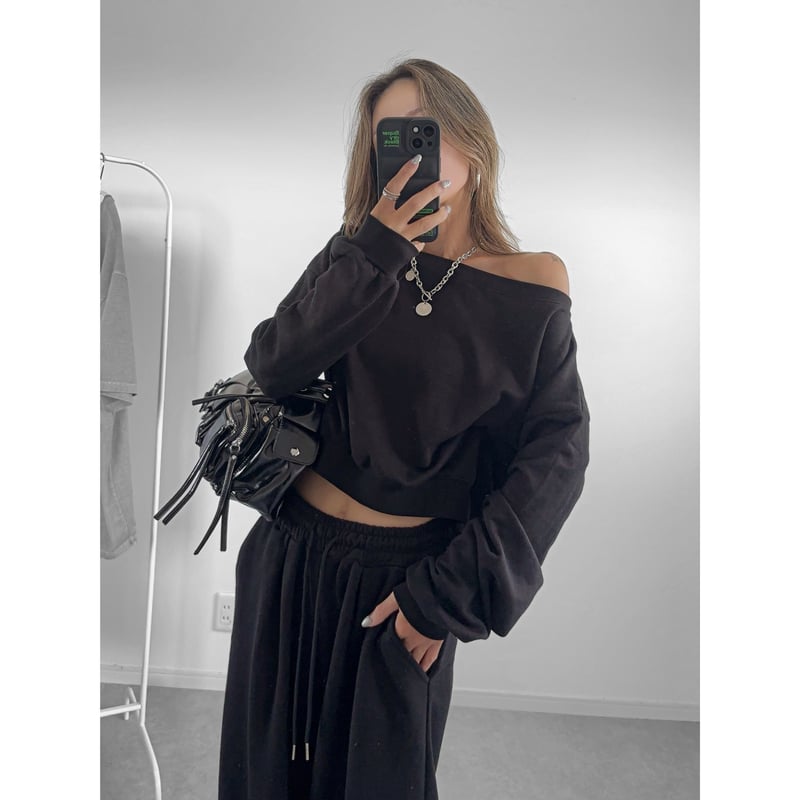 LE SSERAFIM フード付きクロップドスウェット 黒 LE SSERAFIM フード付きクロップドスウェット 黒 LE SSERAFIM