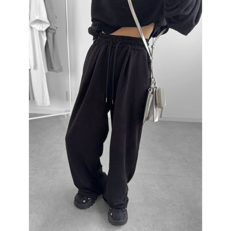 LE SSERAFIM フード付きクロップドスウェット 黒 LE SSERAFIM フード付きクロップドスウェット 黒 LE SSERAFIM