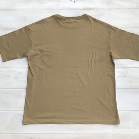 ISLANDER/アイランダー アーチロゴ ビッグシルエット胸ポケットTシャツ（サンドカーキ）
