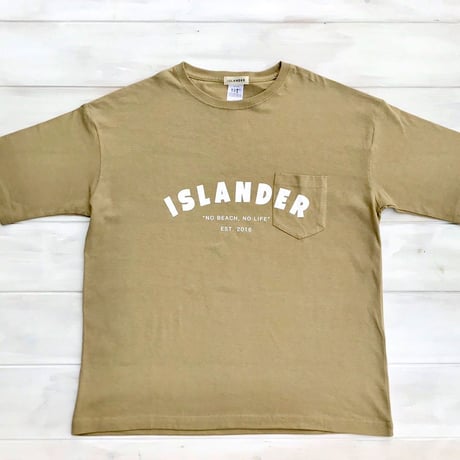 ISLANDER/アイランダー アーチロゴ ビッグシルエット胸ポケットTシャツ（サンドカーキ）