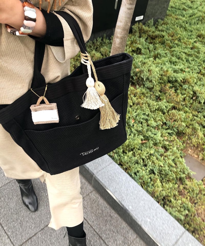 【超美品】タッセルトートショルダーバッグ UNIVERSALトートバッグ ブラック ※タッセルチャーム付 | TACHI-NU
