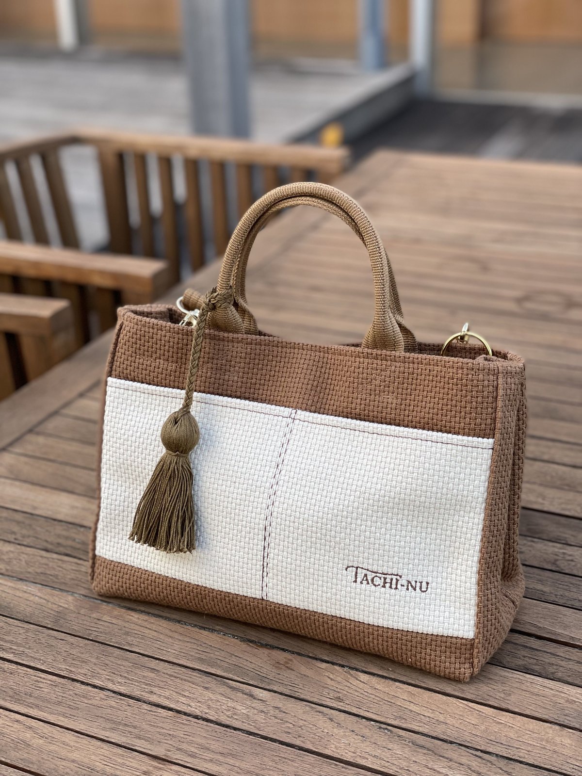 【極美品】トートバッグ タッセルチャーム付 ビジュー ベージュ 極美品】トートバッグ タッセルチャーム付 ビジュー ベージュ バッグ