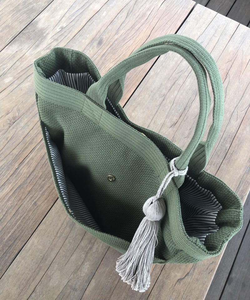 【正規品】【新品タグ付】familiar トートバッグ グリーン　☆チャーム付 UNIVERSAL トートバッグ カーキ ※タッセルチャーム付 | TACHI-NU