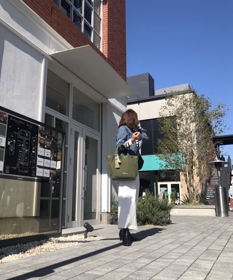 UNIVERSAL トートバッグ　カーキ　 ※タッセルチャーム付