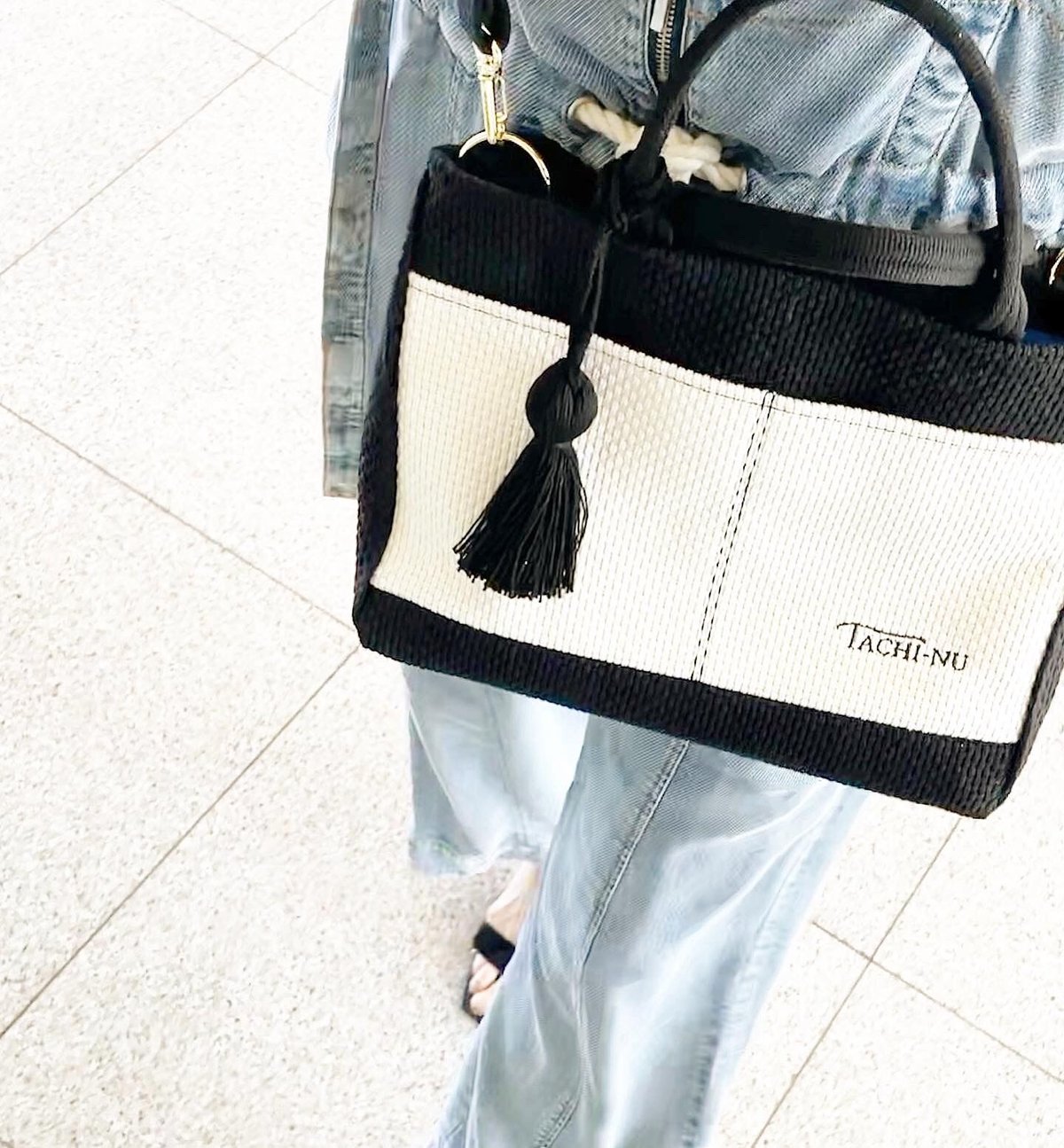 レザー トートバッグブラック タッセルチャーム付き レザー トートバッグブラック タッセルチャーム付き