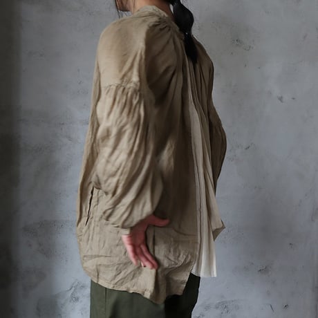 Tabrik back pleats blouse ( khaki）
