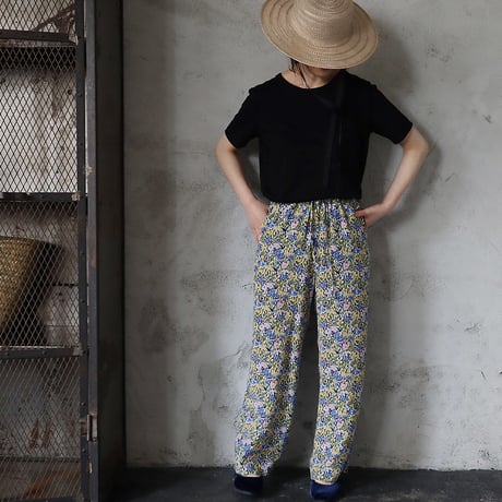 Le pivot flower print  rough pants (blue mix)