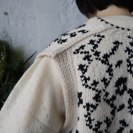 TOWAVASE Panier de fleurs nosleeve cardigan (black)