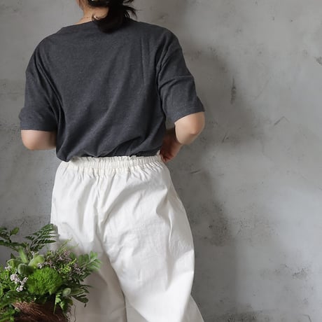 Le pivot organic cotton boatneck T (charcoal/ivory)