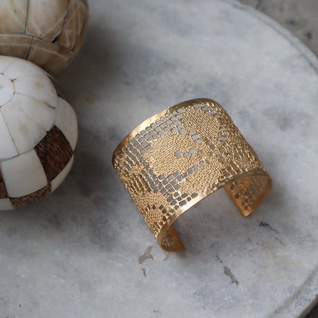 MAISON RUBUS. recollection lace bangle  (yellowgold)