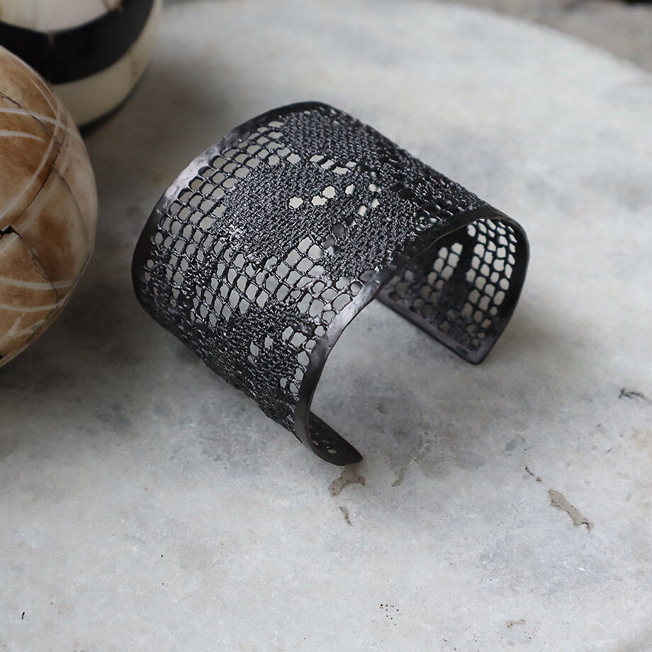 MAISON RUBUS. recollection lace bangle (black)