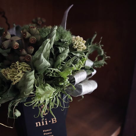 dry flower arrangement (green)