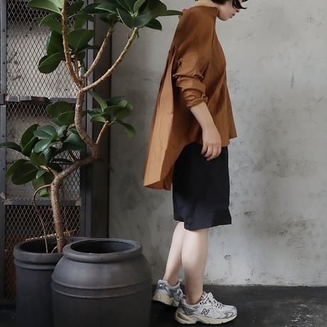 .less back gather blouse (brown)
