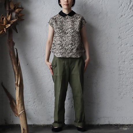 R&D.M.Co- wild berry round collar no sleeve blouse