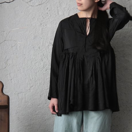 TOWAVASE Artisan blouse (black)