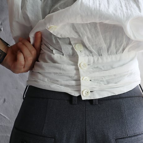 R&D.M.Co- GARMENT DYE no sleeve sash blouse (white)