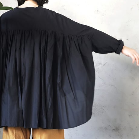 .less back gather blouse (black)