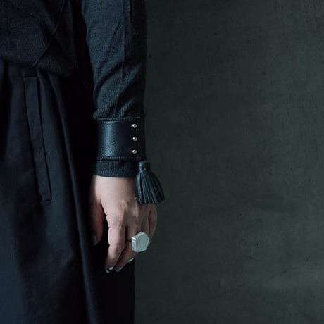 chiihao x nii-B tassel bangle black